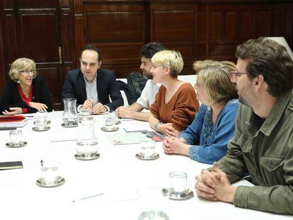 La alcaldesa, Manuela Carmena, junto a los colectivos ciclistas Pedalibre y Carril Bici Castellana.