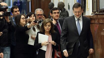 Un grupo de periodistas trata de obtener declaraciones de Mariano Rajoy y Soraya Sáenz de Santamaría en el Congreso.