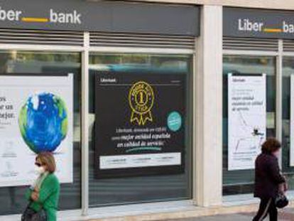 Fachada de una oficina de Liberbank en Málaga.