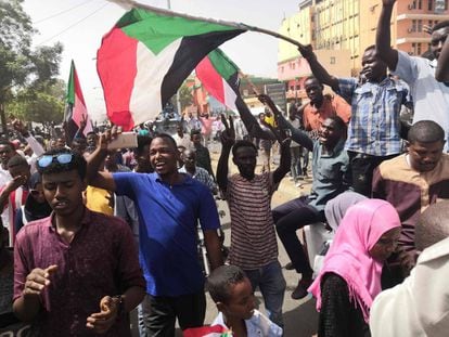 Manifestantes sudaneses protestan este jueves en las inmediaciones del cuartel general del Ejército.