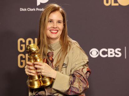 Justine Triet, directora de 'Anatomía de una caída', posa con sus dos Globos de Oro.