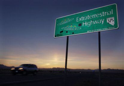 Cartel de tráfico en Rachel (Nevada), anunciando la autopista extraterrestre; un piloto de U-2 en los años cincuenta en el Área 51.