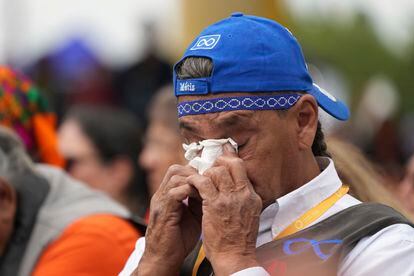 Un hombre indígena se seca las lágrimas tras el discurso del Papa, este lunes en Maskwacis (Canadá).
