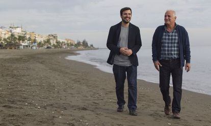 Alberto Garzón, con su padre, en Rincón de la Victoria (Málaga).