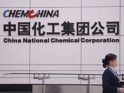 Una mujer frente a la recepci&oacute;n de ChemChina en Pek&iacute;n