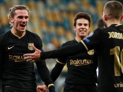 Griezmann celebra con Jordi Alba y Riqui Puig el cuarto gol del Barcelona en Kiev.