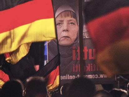 Cartel con la imagen manipulada de Angela Merkel en una manifestaci&oacute;n de Alternativa por Alemania, en noviembre de 2015.