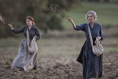 Iris Bry y Nathalie Baye (derecha), en 'Las guardianas'.