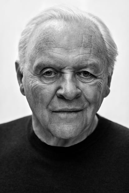 El jersey que lleva Anthony Hopkins es Giorgio Armani.