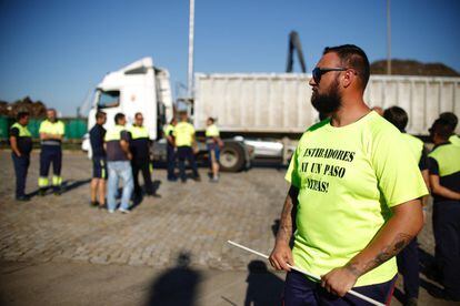 Estibadores del Puerto de Sevilla se concentran en el primer día de huelga.
