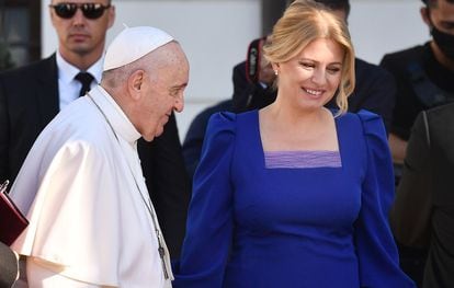 La presidenta eslovaca, Zuzana Caputova, recibía este lunes al Papa Francisco en el Palacio Presidencial de Bratislava.