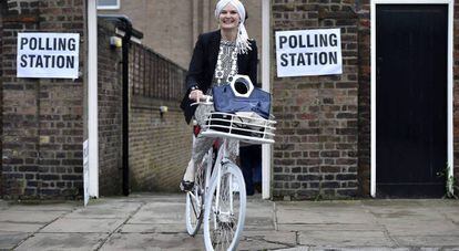 Una mujer abandona un colegio electoral en Londres.