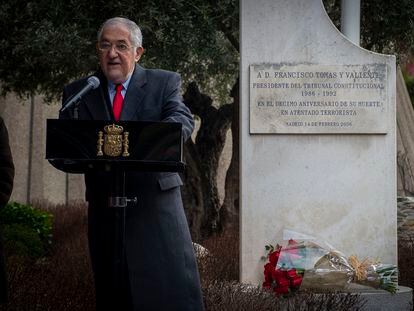 El presidente del Constitucional, Cándido Conde-Pumpido, interviene durante el homenaje a Francisco Tomás y Valiente en el 27º aniversario de su asesinato por ETA, el pasado febrero.