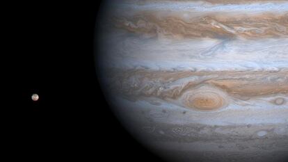 Imagen tomada por la sonda 'Cassini' de la NASA, en diciembre de 2020, de Júpiter y su luna Io.