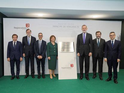 En la foto, de izq. a dcha. el alcalde de Madrid, José Luis Martínez-Almeida; el expresidente del Gobierno, Mariano Rajoy; el vicedecano de los registradores, José Miguel Tabarés; la decana de los registradores, María Emilia Adán; el rey Felipe VI; el presidente del CGPJ, Vicente Guilarte; y el ministro de la Presidencia, Justicia y Relaciones con las Cortes, Félix Bolaños.