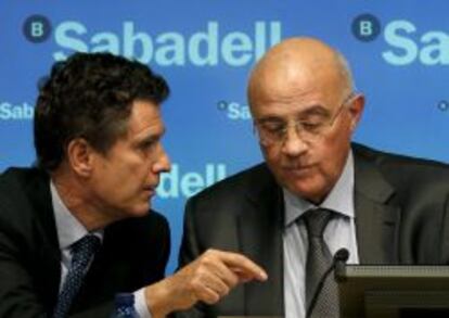 El presidente del Banco Sabadell, Josep Oliu (d), y el consejero delegado, Jaume Guardiola, durante la rueda de prensa de presentaci&oacute;n de resultados del banco en el 2012. EFE/Archivo