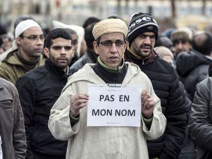 Un hombre musulm&aacute;n muestra un cartel que reza &#039;No en mi nombre&#039;, este viernes cerca de la mezquita de Saint-Etienne.