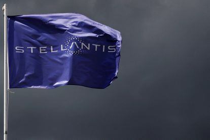 Una bandera con el logo de Stellantis.