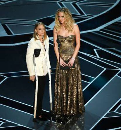 Jodie Foster (con muletas) y Jennifer Lawrence a punto de dar el Oscar a mejor actriz a Frances McDormand. Antes, vacilaron a Meryl Streep.