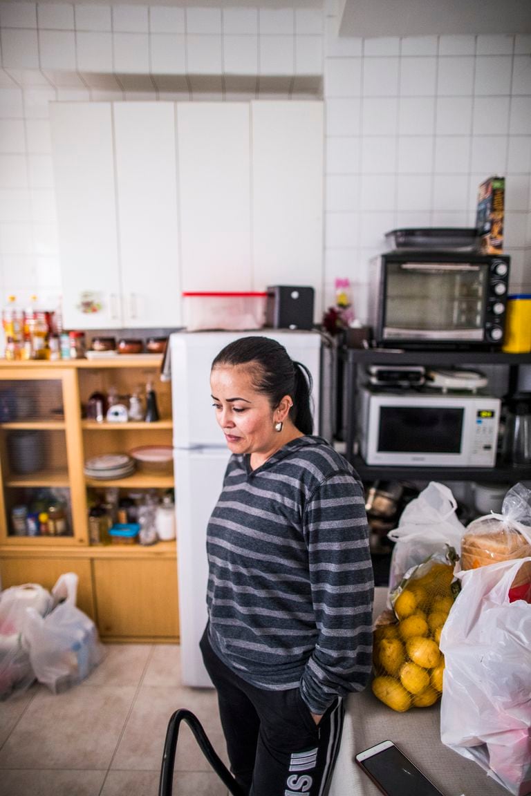 Blanca Nubia, empleada doméstica, confinada en su piso de Alcobendas por el coronavirus.