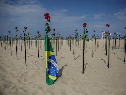 Centenares de rosas rojas fueron "plantadas" en memoria de las 500.000 personas fallecidas por la covid-19 en Brasil este martes en la emblemática playa de Copacabana, en Río de Janeiro (Brasil).