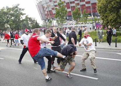 Polacos y rusos se pelean a las puertas del estadio.