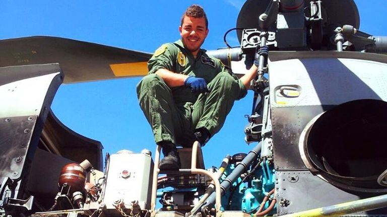 El sargento Jhonander Ojeda, superviviente del primer accidente de helicóptero y víctima del segundo, en una foto que publicó en Facebook.