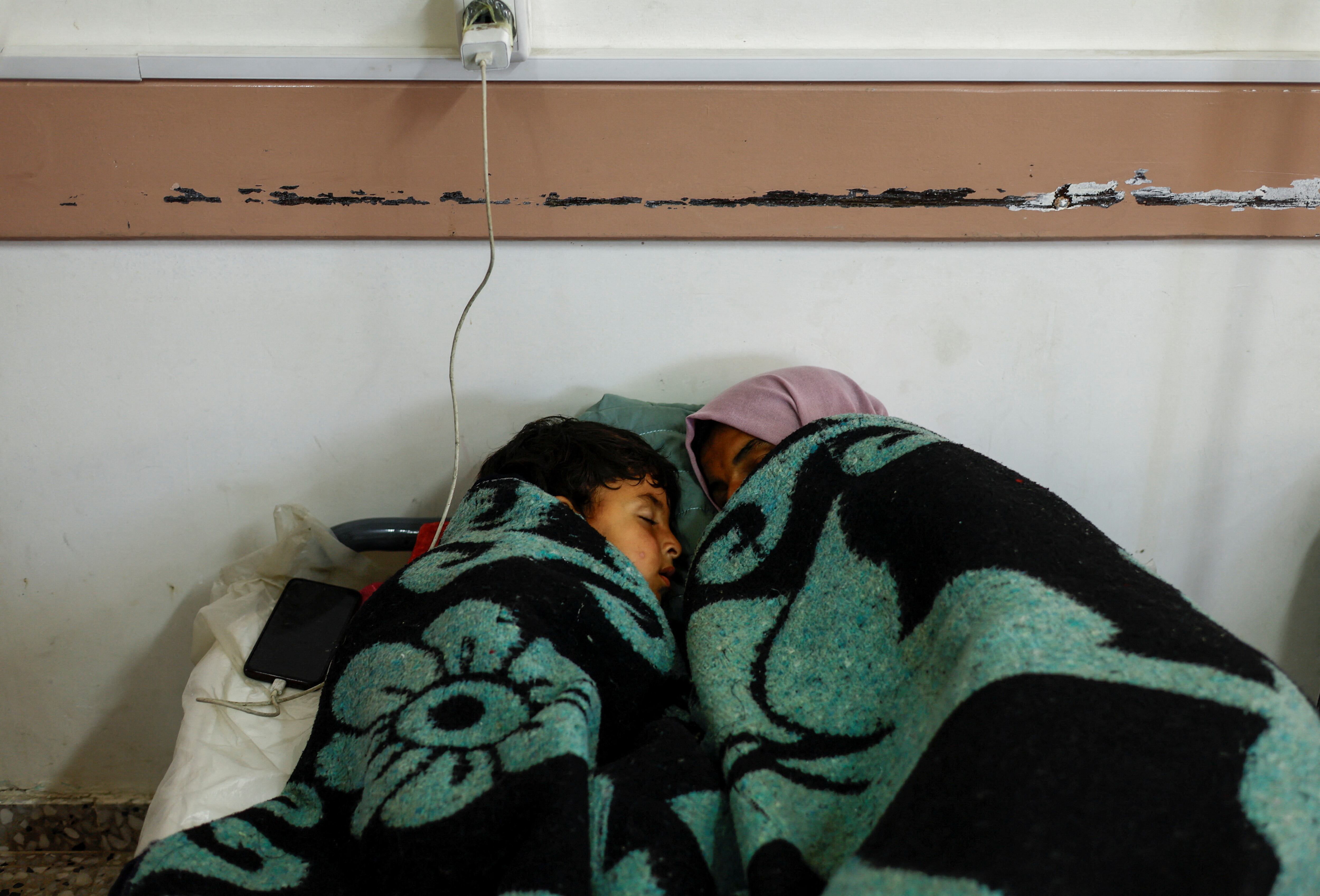 Un niño palestino duerme mientras recibe tratamiento médico en un centro de salud de Rafah.