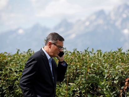 El vicepresidente de la Fed, Richard Clarida, habla por teléfono durante la reunión de Jackson Hole de agosto de 2019.