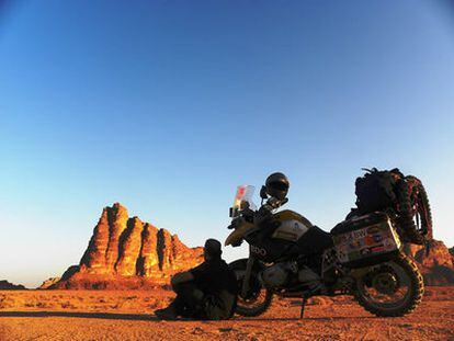 Contemplación de 'Los siete pilares de la sabiduría', en el desierto del Wadi Rum, Jordania