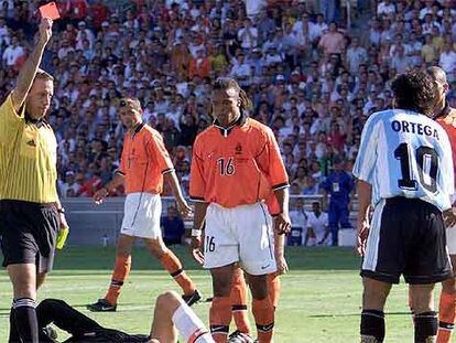 Arturo Brizio muestra la roja al argentino Ortega frente a Holanda en Francia 98