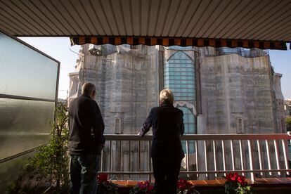 Sagrada Familia de Barcelona. Vecinos de la finca de Mallorca 410, junto delante de la Sagrada Familia, cuyo edificio será previsiblemente demolido por la ampliación del Templo.