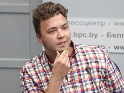 El periodista Roman Protasevich en una conferencia de prensa en junio de 2021 en Minsk.