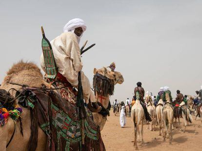 Um nómada vai ao festival de 'A cura salgada', no deserto de Níger.