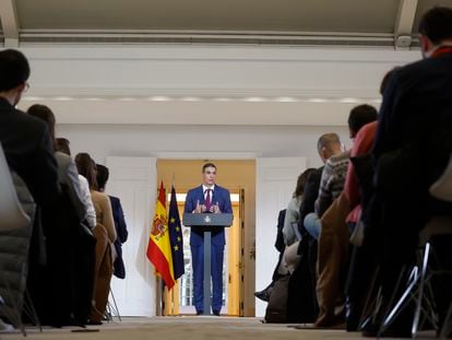 MADRID, 27/12/2023.- El presidente del gobierno, Pedro Sánchez, realiza declaraciones tras reunión Consejo de Ministros este miércoles en el palacio de la Moncloa en Madrid. EFE/ Juan Carlos Hidalgo
