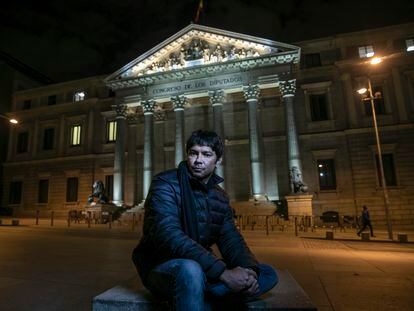 Yunior García, dramaturgo cubano, frente al Congreso de los Diputados en Madrid este jueves