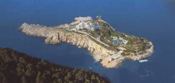 El islote privado de Tagomago situado junto a la costa de Ibiza.