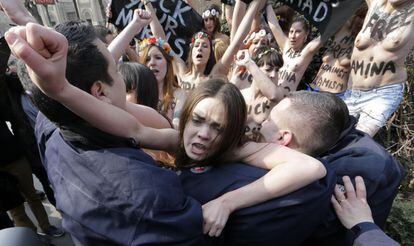 Activistas del movimiento Femen durante una manifestación cerca de la Embajada de Túnez en París, 4 de abril de 2013.