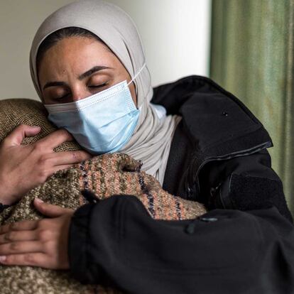 Una traductora de Médicos sin fronteras abraza a Raghda, una expaciente de la ONG en Hebrón.