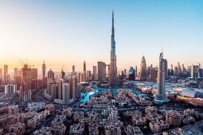 El mapa de Dubái, horizontal y alargado, está compuesto de tres franjas: la del mar, la de la ciudad y la del desierto. Es una ciudad casi artificial construida velozmente en mitad de la nada, y en la que hoy viven 3,1 millones de personas.