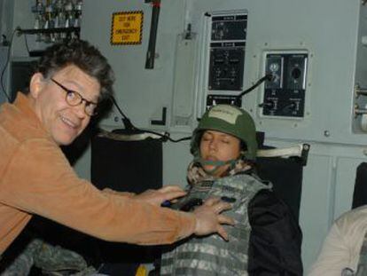 Al Franken se disculpa tras publicarse una fotografía de 2006 en que aparece agarrando los pechos a Leeann Tweeden mientras ella duerme