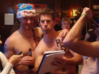 Imágenes de archivo de un grupo de hombres bebiendo cerveza.