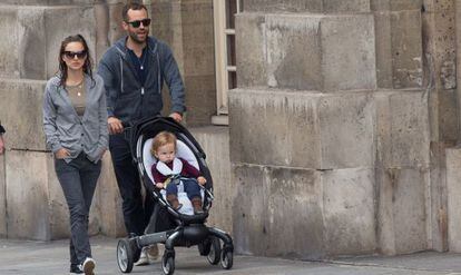 La actriz Natalie Portman pasea con Benjamin Millepied y su hijo Aleph el pasado mes de junio.