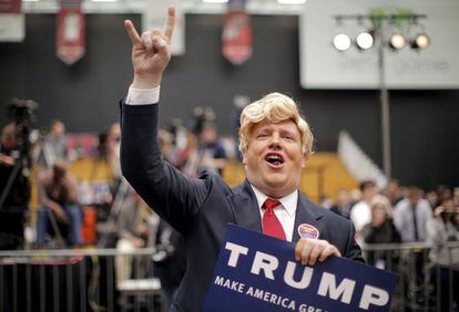 Un seguidor del republicano Donald Trump, antes de un evento de campaña en Radford, Virginia.