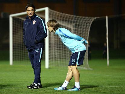 Dalic y Modric durante el último entrenamiento de Croacia.