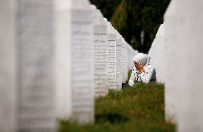 Una mujer llora junto a una tumba en Potocari (Bosnia), cerca de Srebrenica, en julio de 2020, en el 25 aniversario del genocidio que tuvo lugar allí.