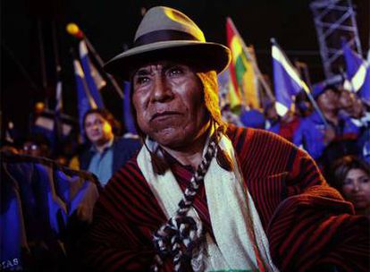 Un indígena, durante el cierre de campaña del partido del presidente Evo Morales, el Movimiento al Socialismo (MAS), en El Alto, el pasado jueves.