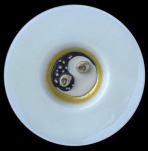 'Yin-yang' de ostras con ajo blanco y negro, otro plato servido por los Roca en 'El sueño'.