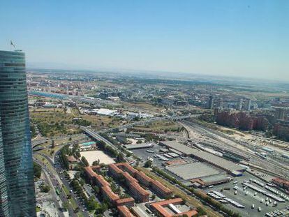 Vista de las torres de la antigua Ciudad Deportiva del Real Madrid y de la estaci&oacute;n de Chamart&iacute;n