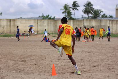   Image of a match in an Ivorian youth soccer league.